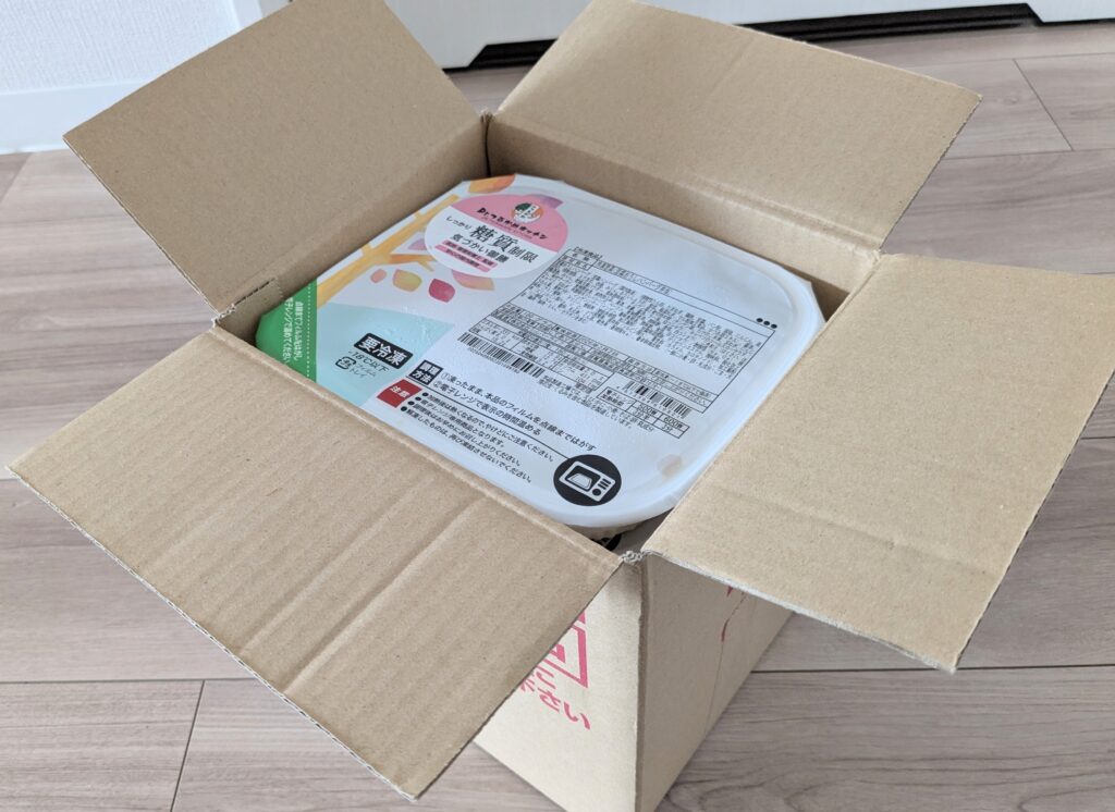 Dr.つるかめキッチンの冷凍弁当が段ボールで届いたときの様子
