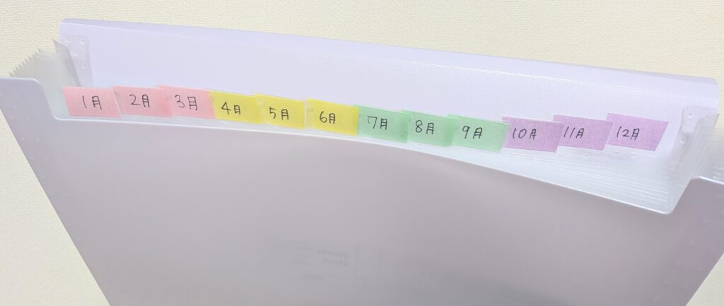 手書き＋マスキングテープでラベルづくり（月別に分類）