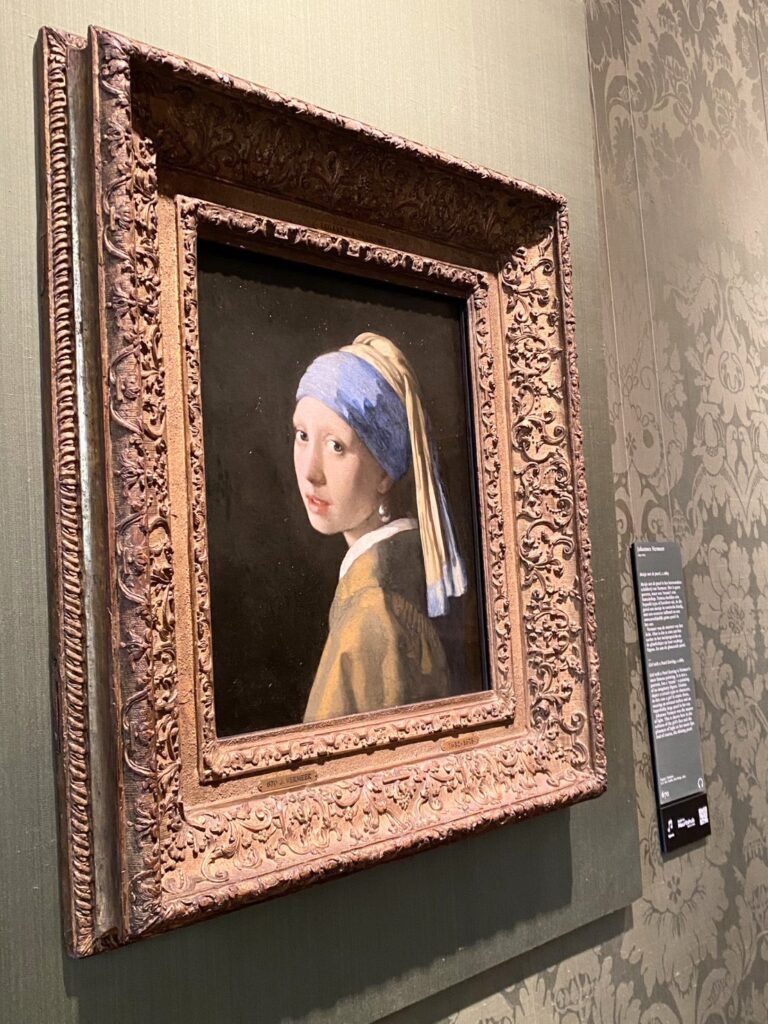 オランダの美術館に展示されているフェルメールの名画「真珠の耳飾りの少女」