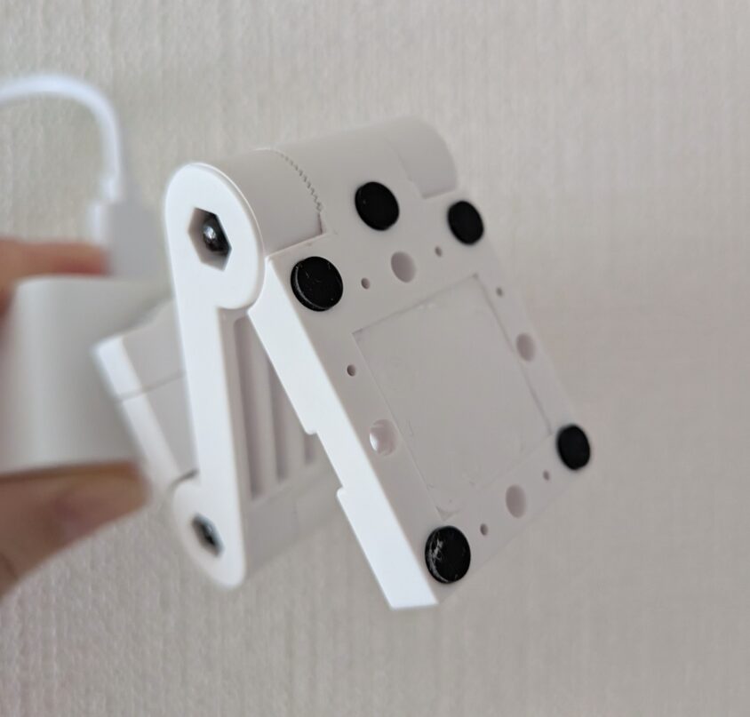 新まもりこ「人感センサー型」
スタンドに取り付けた背面。滑り止めゴムの出っ張りが確認できる