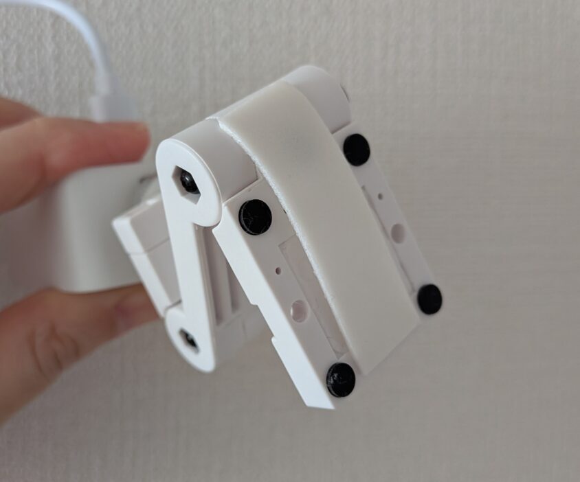 新まもりこ「人感センサー型」
冷蔵庫（IRIS OHYAMA）の上に設置した完成形。母の生活動線に向けて少し下向きに角度を合わせている