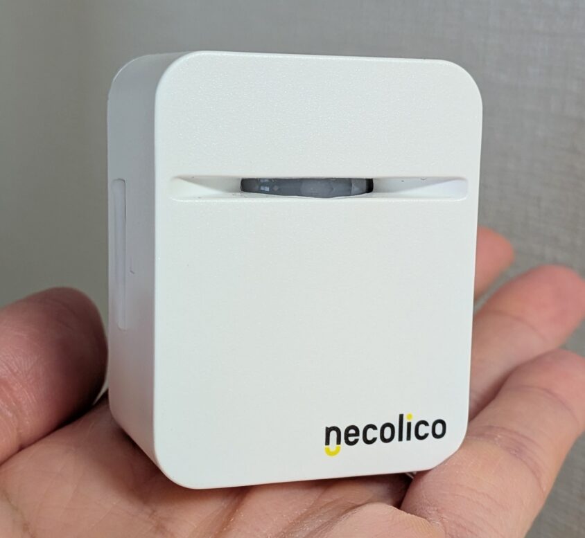 新まもりこ「人感センサー型」
スリット構造の正面アップ（実機撮影）横長の切り欠きの奥にセンサー素子が収まっている