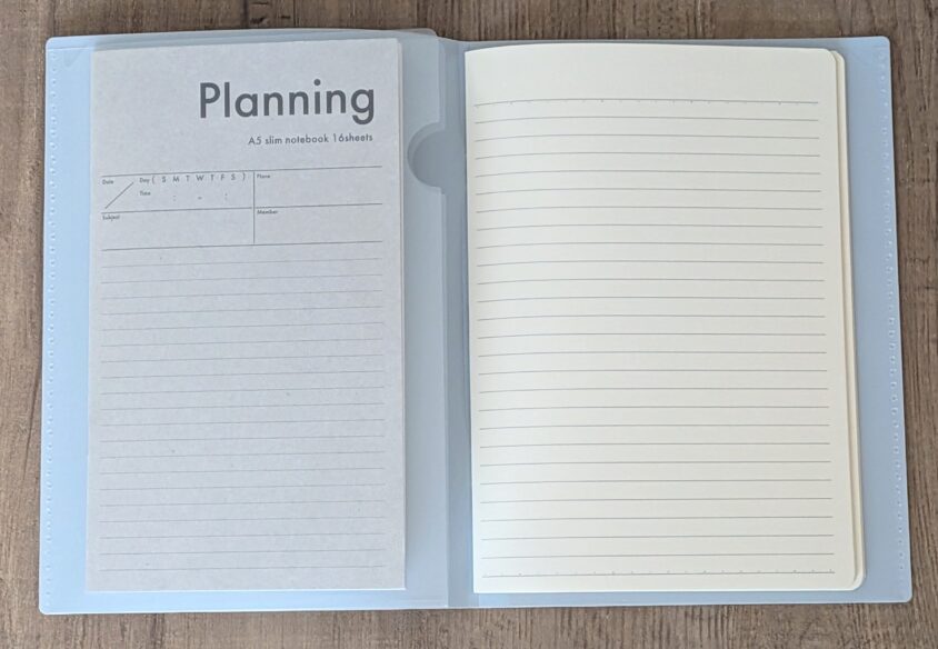 セリアの「A5 PP表紙ノート ポケット付き」ポケット部分に、ダイソーの「Planning A5スリム ノート」がすっぽりおさまっている画像