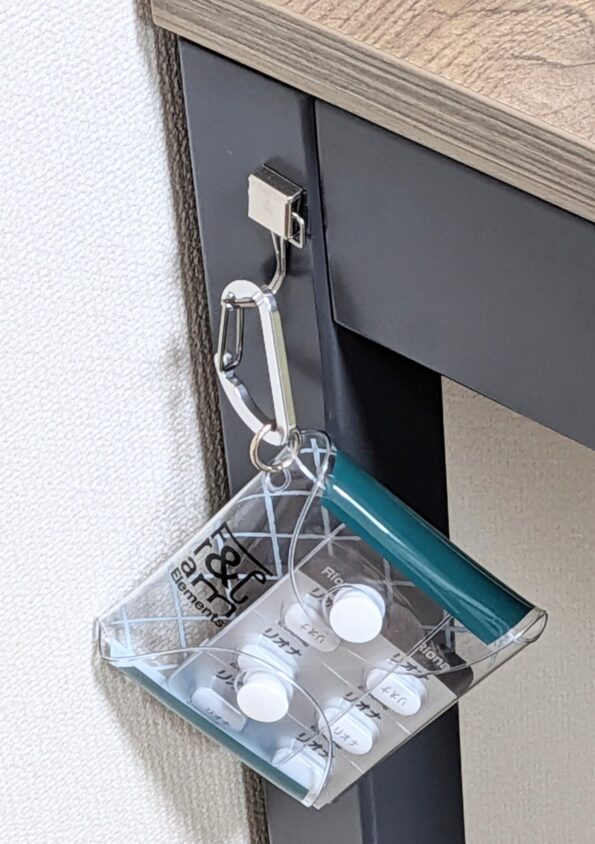 以前、1日1回の薬をテーブルの脚に吊るしていた写真