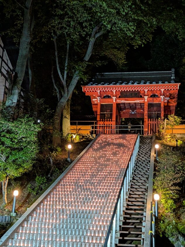 夜のキャンドルライトアップの風景。よく見ると「湯もみ娘」だった。