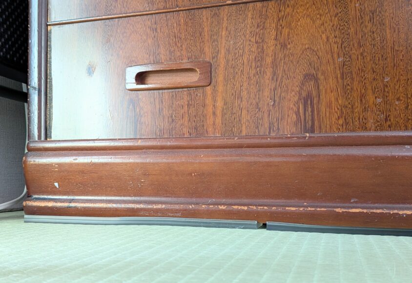 婚礼タンスの下に敷いた家具転倒防止安定板