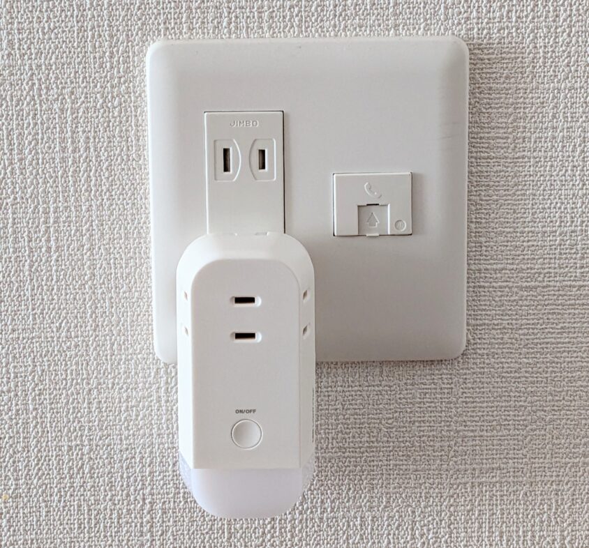 停電時自動で転倒する、防災懐中電灯をコンセントに差し込んだ写真