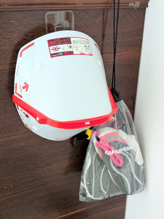 実家のタンスの横に設置した折り畳みヘルメットとスニーカーを常備