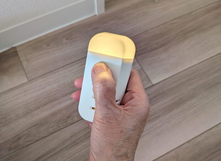 コンセントから抜いて懐中電灯として使っている写真