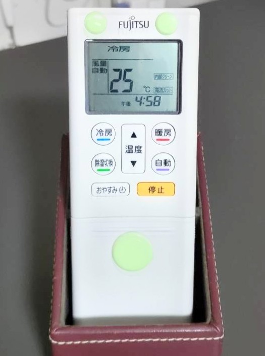 蓄光シールを貼ったエアコンのリモコン