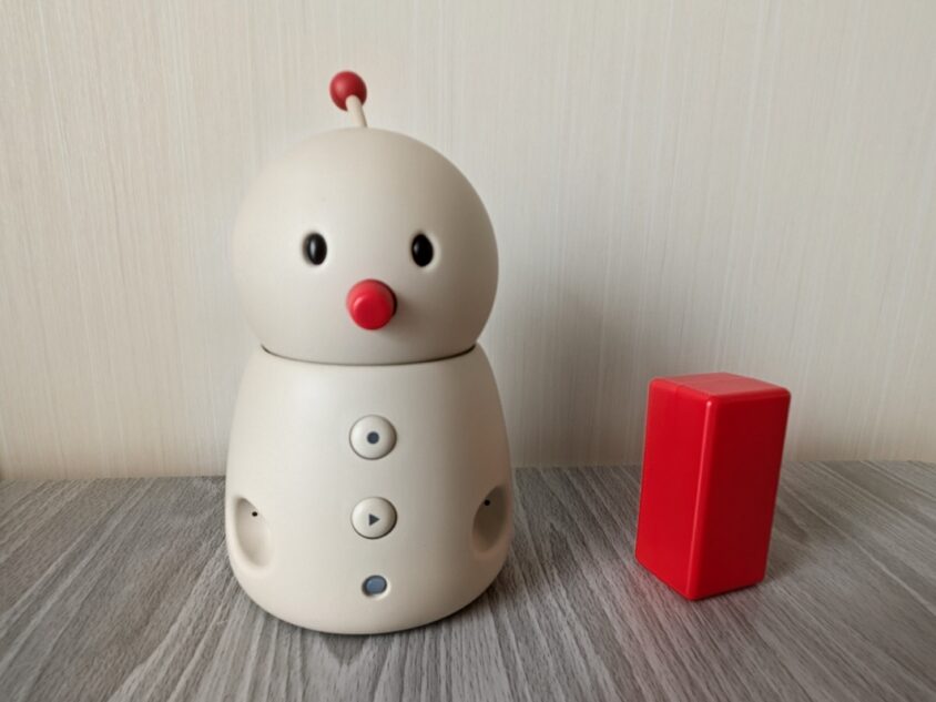 ユカイ工学版BOCCO emo (LTEモデル）とつみきセンサ（赤：振動センサ）