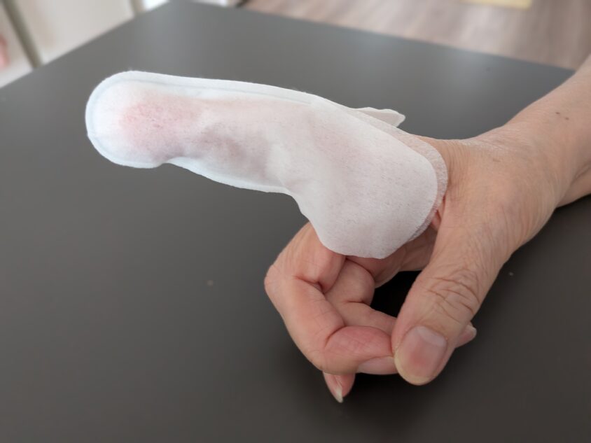 歯みがきシートを使う様子