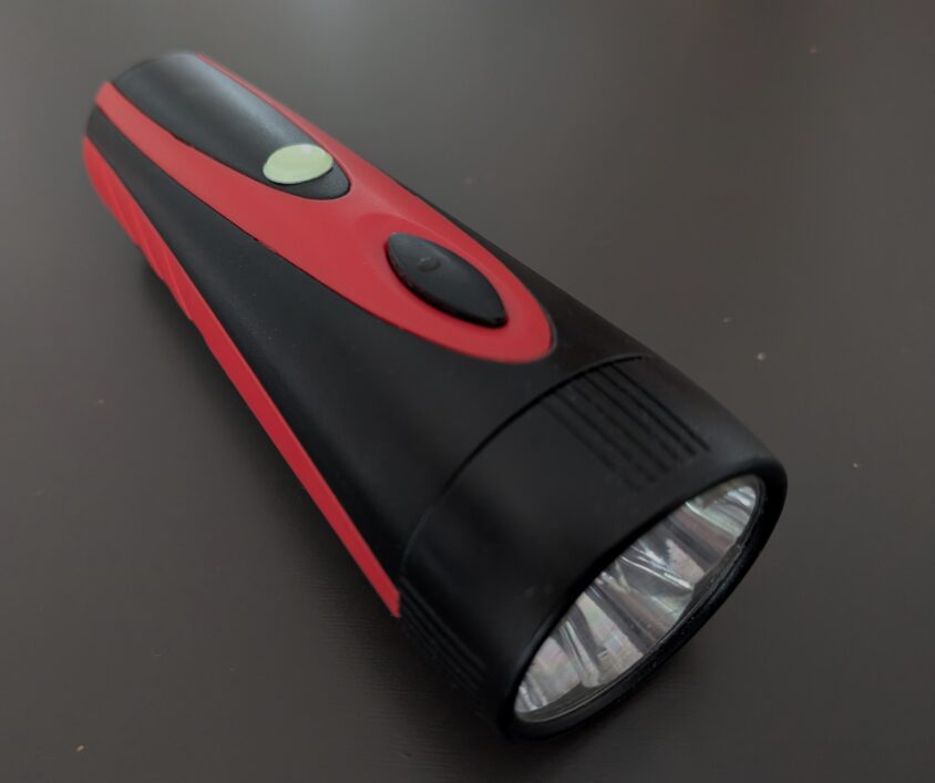 蓄光シールを貼った懐中電灯