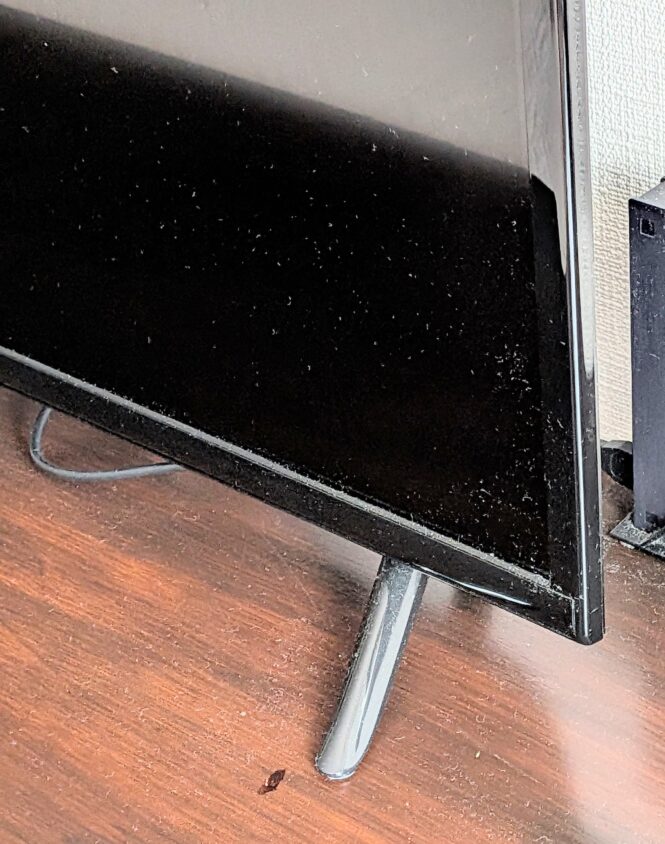 実家のテレビの足元