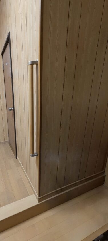 夫が実家の玄関に取り付けた手すり