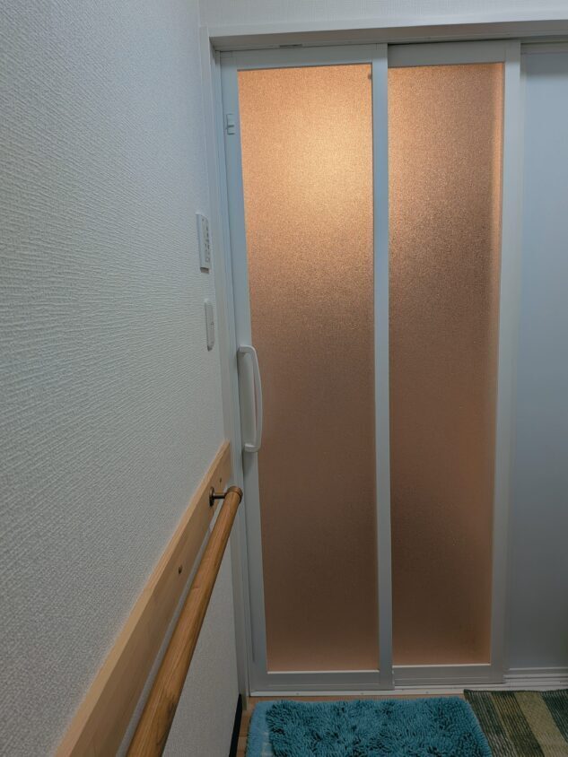 自治体の助成を活用して取り付けた夫の実家の脱衣場手すり