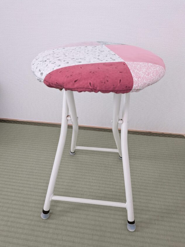 母の布団のそばに置いてあった丸椅子